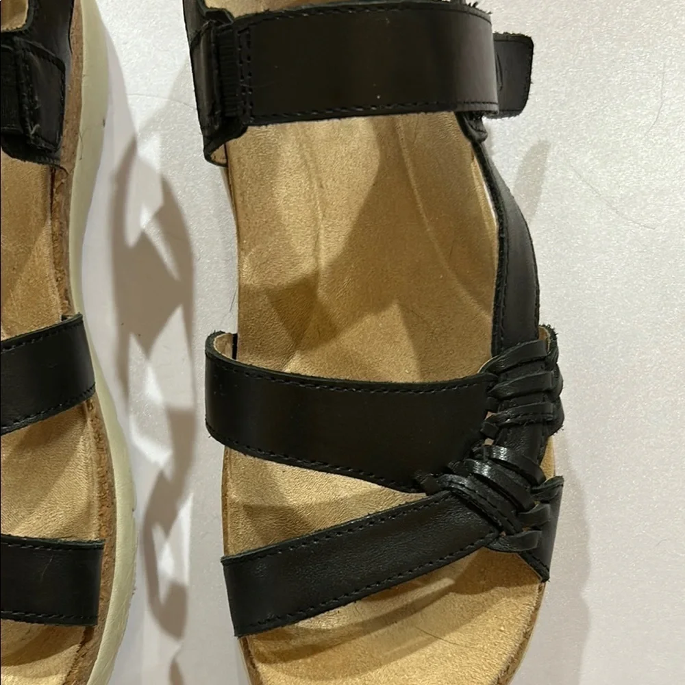 8W Easy Spirt llena Platform sandal  Black. Velcro closure.